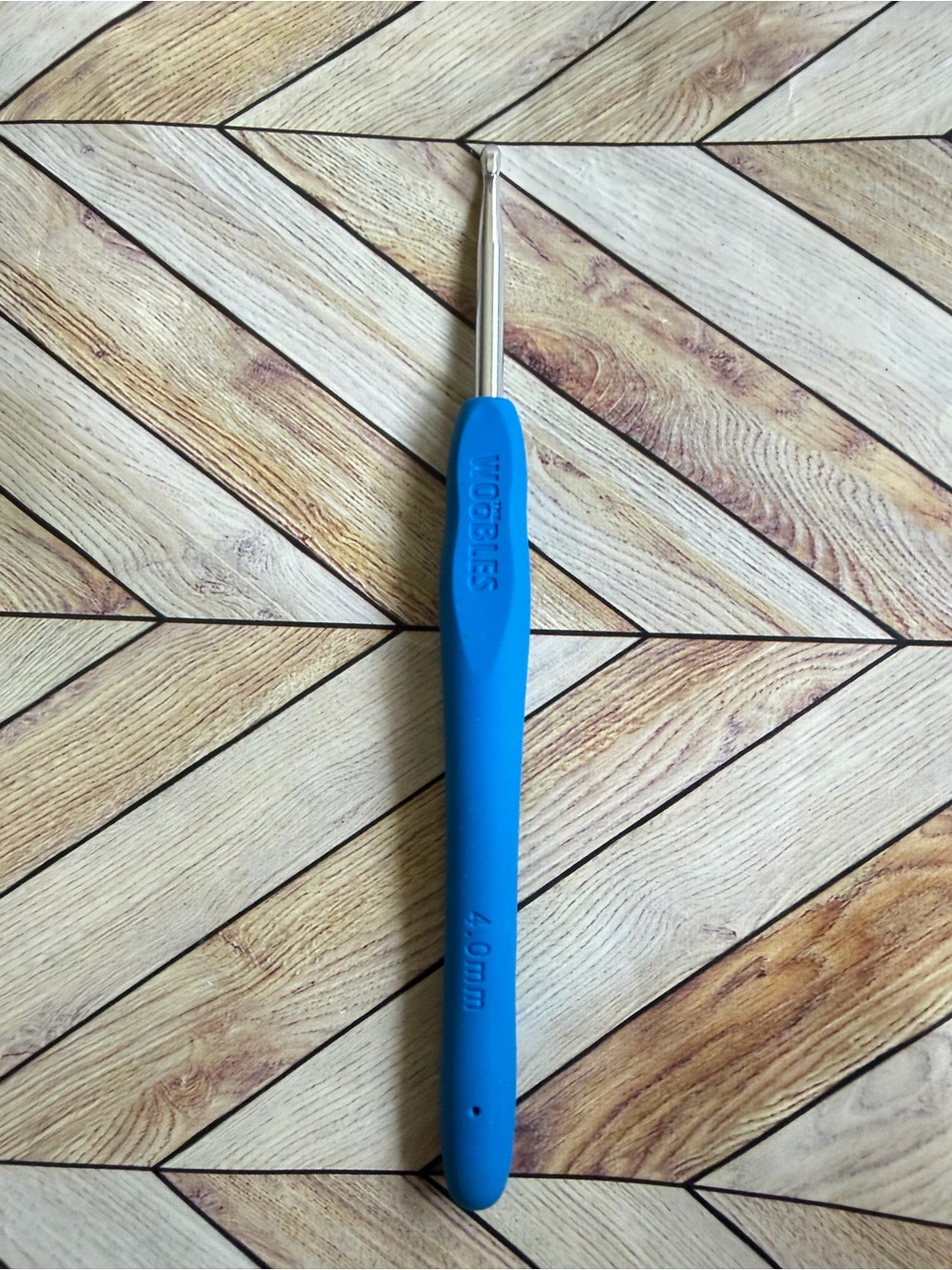 The Wobbles Blue Ergonomic 4.0mm Crochet Hook